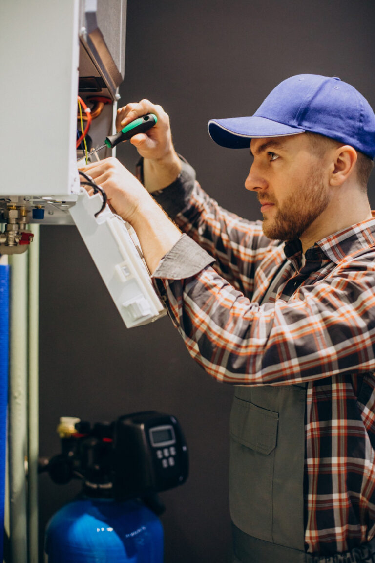 Professionele loodgieter in actie  Betrouwbare service in Brussel en Vlaanderen  Loodgieter  Verwarming Erkende loodgieter aan het werk  Loodgieter  Verwarming Brussel en Vlaanderen
