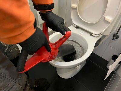 Snelle en betrouwbare wcontstopping door erkende loodgieters  Loodgieter  Verwarming Professionele loodgieter ontstopte een verstopte wc in Brussel
