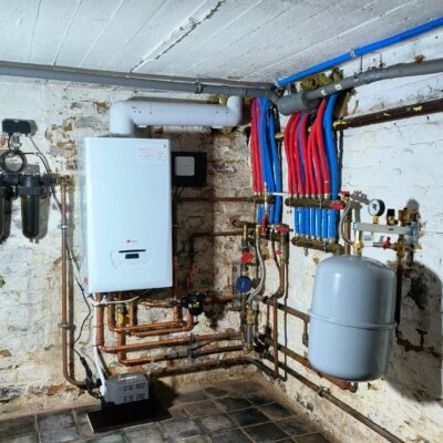 Installatie van een nieuwe centrale verwarmingsketel door erkende verwarmingsspecialist