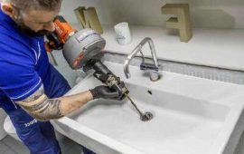 loodgieterij Vervanging van oude koperen leidingen door nieuwe pvc-waterleidingen door een ervaren loodgieter.